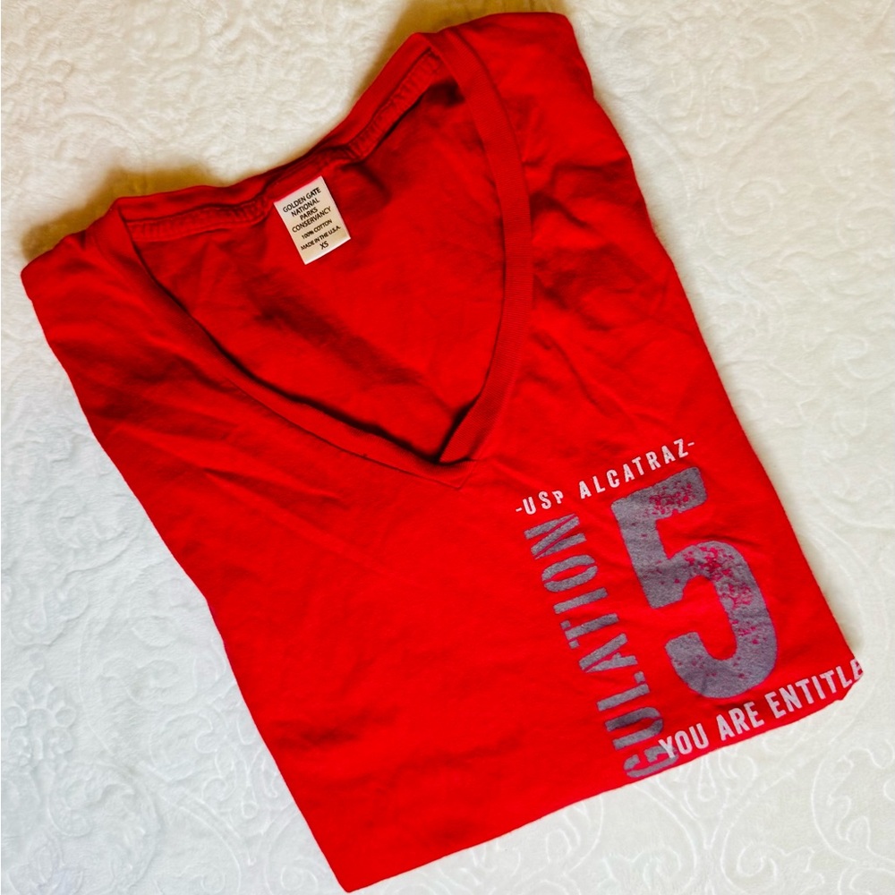 Alcatraz Red Graphic V-Neck Short Sleeve T-Shirt: Size Extra Small